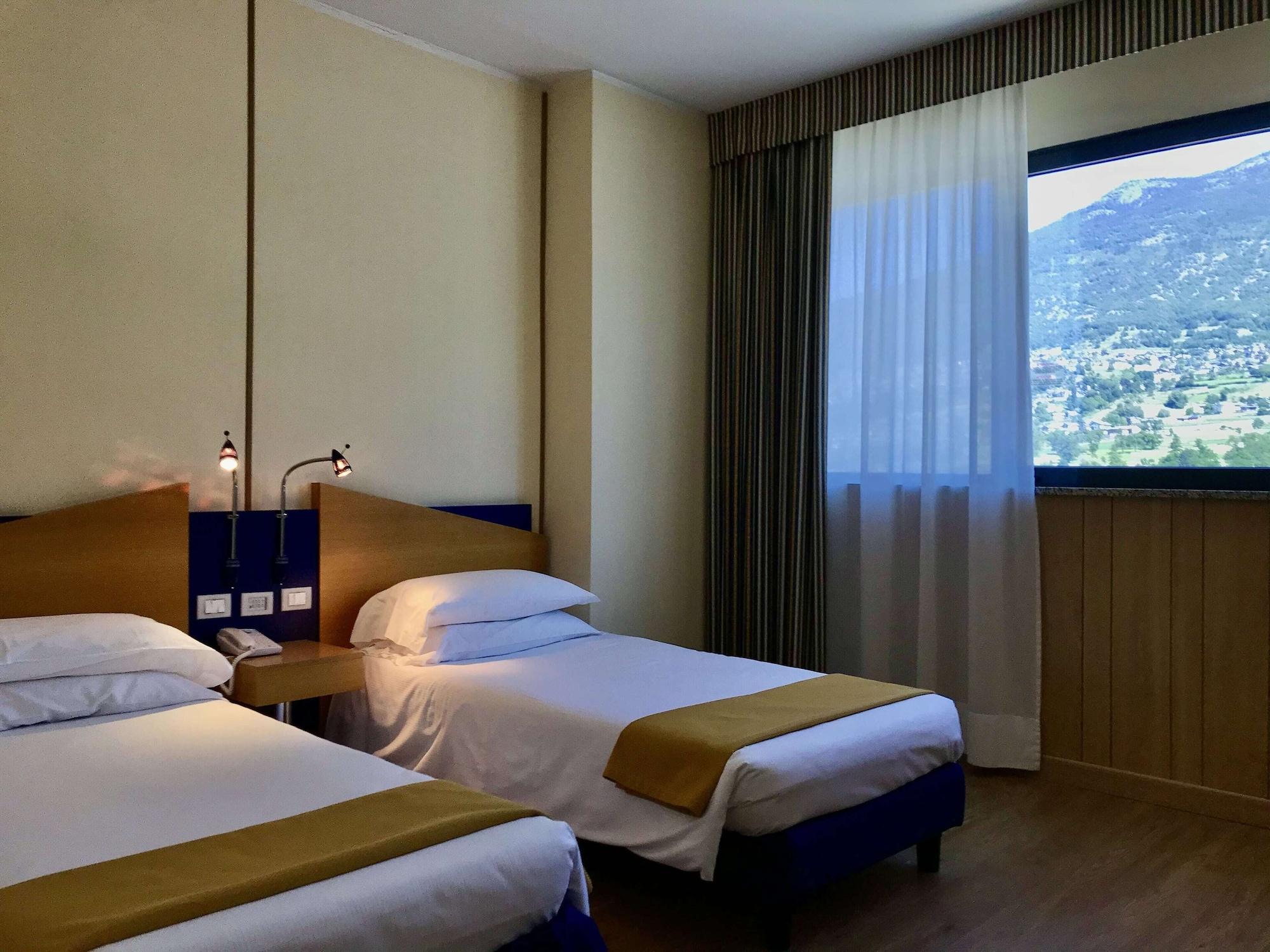 Hotel Express Aosta East Поллен Экстерьер фото