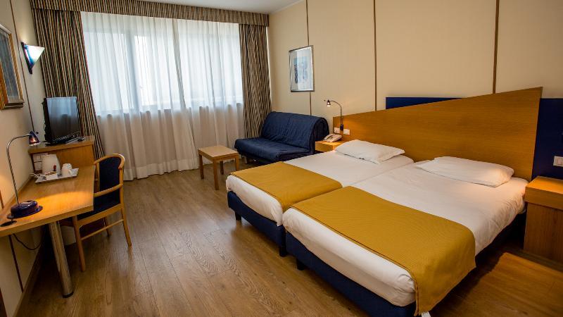 Hotel Express Aosta East Поллен Экстерьер фото