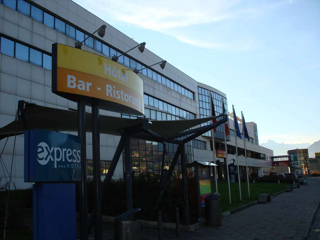 Hotel Express Aosta East Поллен Экстерьер фото
